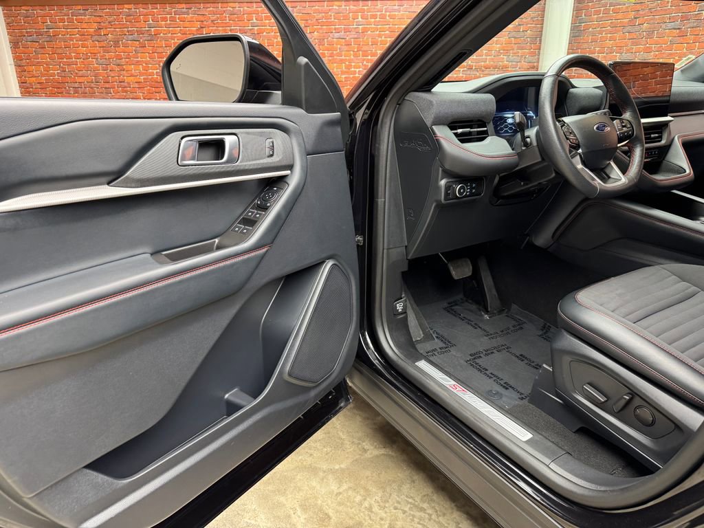 Certified 2025 Ford Explorer ST-Line AWD/4WD image 11