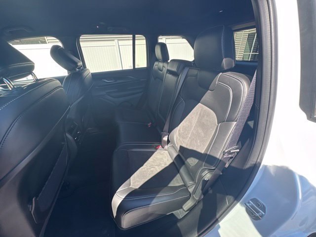 Used 2025 Jeep Grand Cherokee Altitude RWD image 18