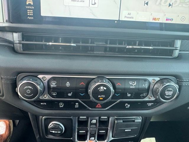 Used 2025 Jeep Wrangler Unlimited Rubicon AWD/4WD image 19