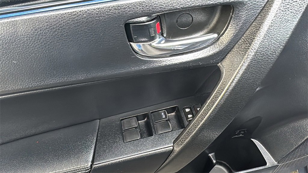 Used 2017 Toyota Corolla SE image 19