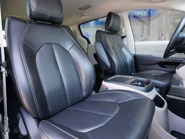 Used 2023 Chrysler Pacifica Touring-L FWD image 19