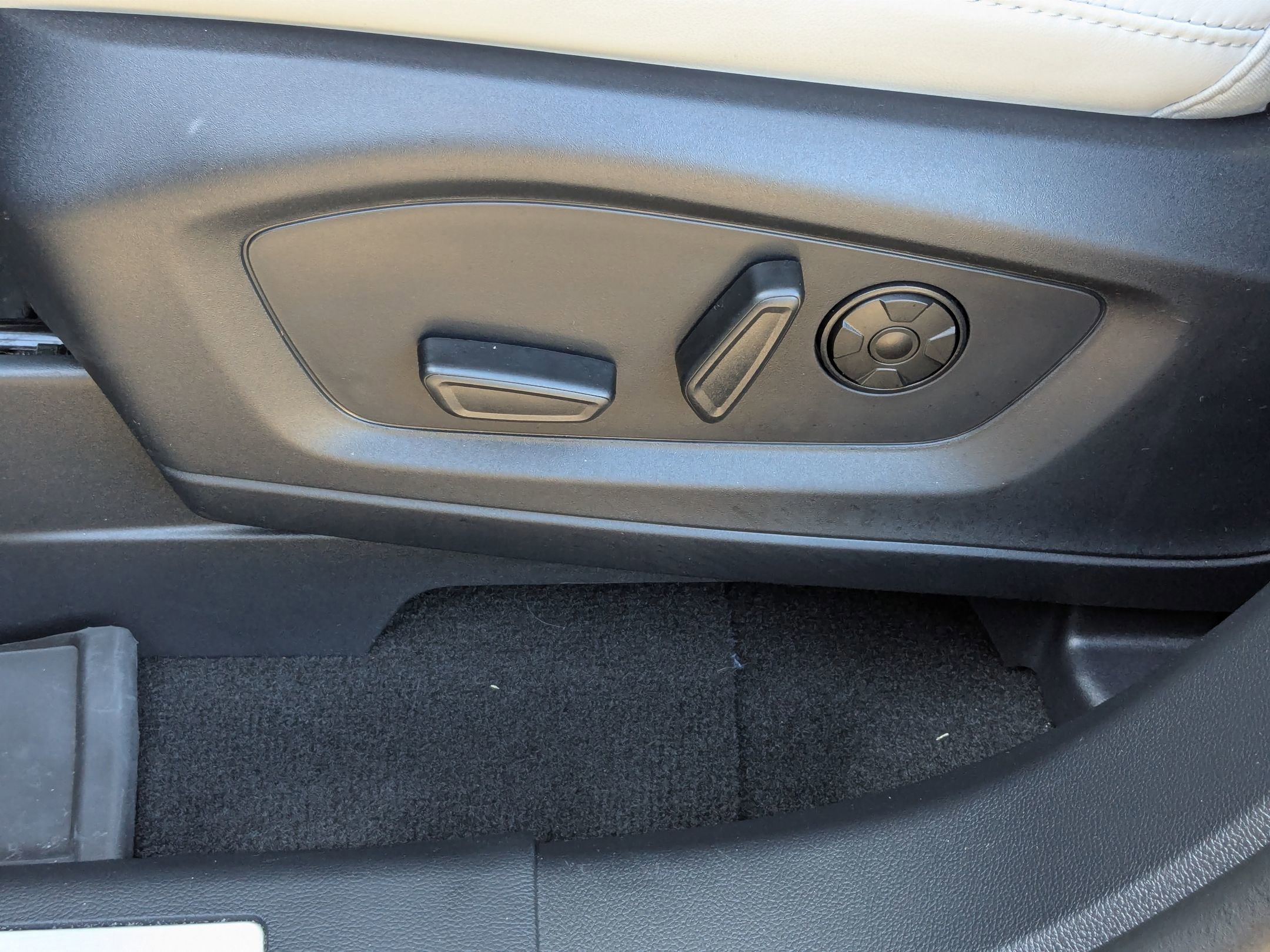 Certified 2025 Ford Explorer Platinum w/ LUX Leather Package image 16