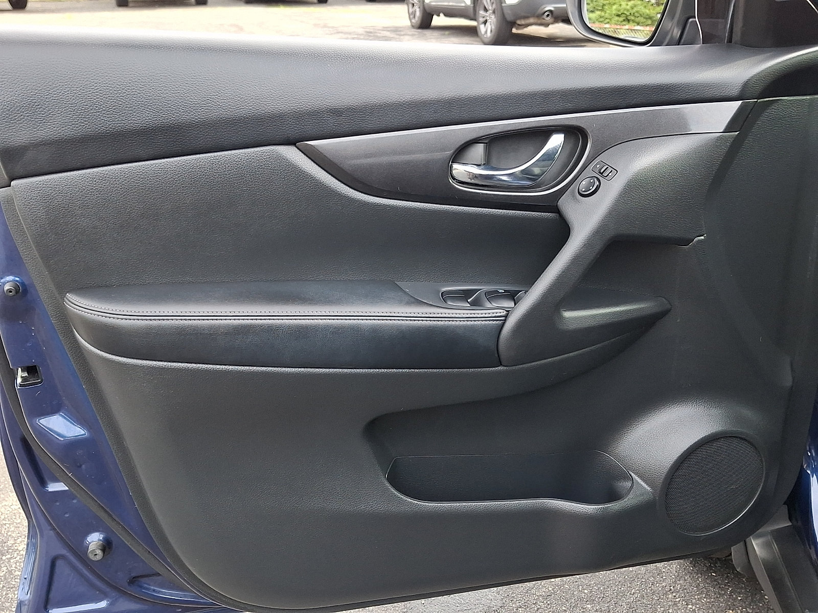 Used 2018 Nissan Rogue SV AWD/4WD image 12