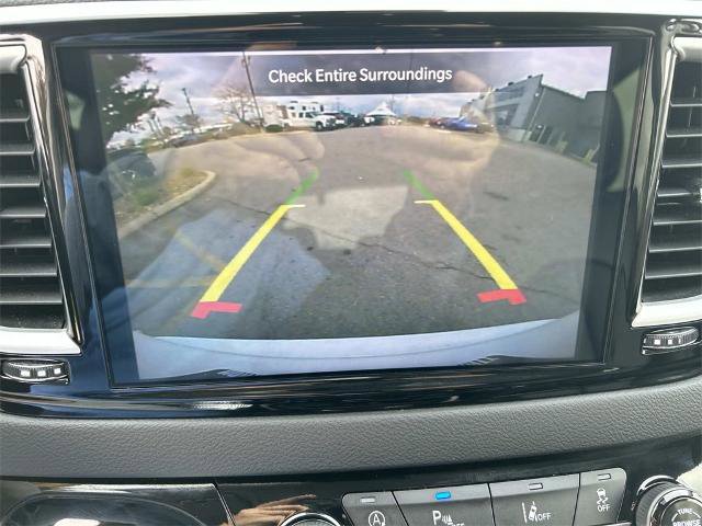 Used 2024 Chrysler Pacifica Touring-L image 33