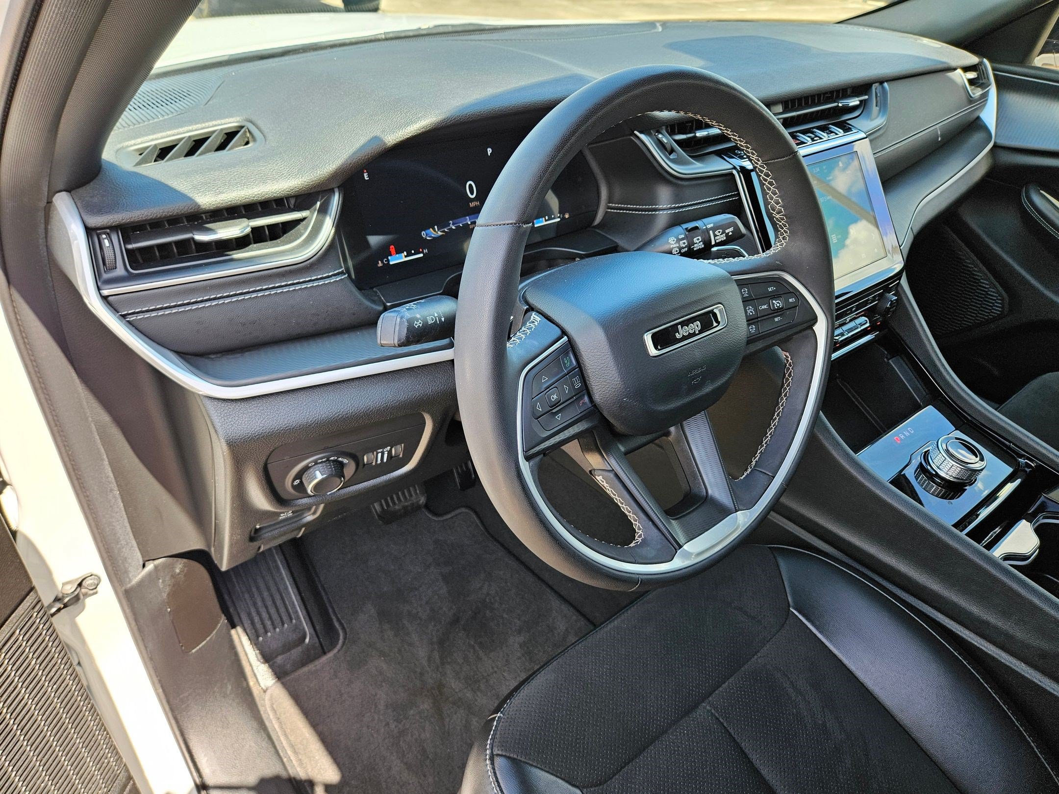 Used 2023 Jeep Grand Cherokee Altitude RWD image 15