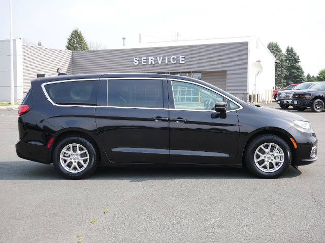 Used 2024 Chrysler Pacifica Touring-L FWD image 6