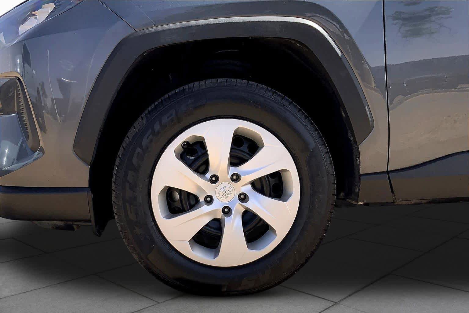 Used 2020 Toyota RAV4 LE FWD image 11