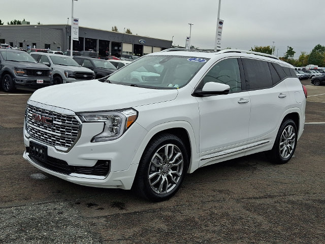 Used 2022 GMC Terrain Denali w/ Denali Premium Package AWD/4WD image 3