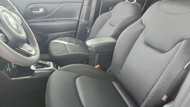 Used 2023 Jeep Renegade Latitude AWD/4WD image 11
