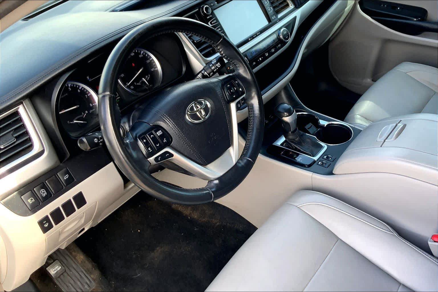 Used 2017 Toyota Highlander XLE AWD/4WD image 18