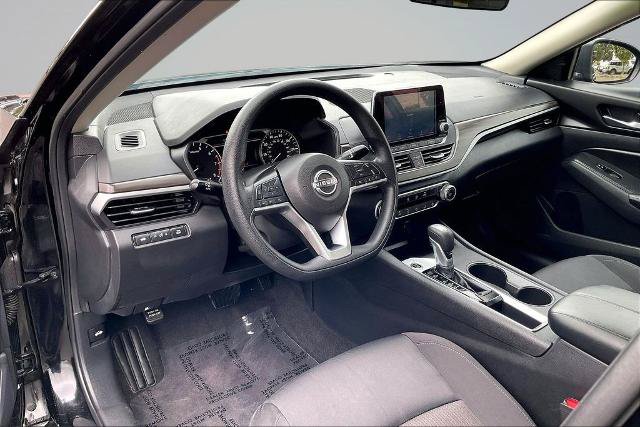 Used 2025 Nissan Altima 2.5 SV FWD image 14