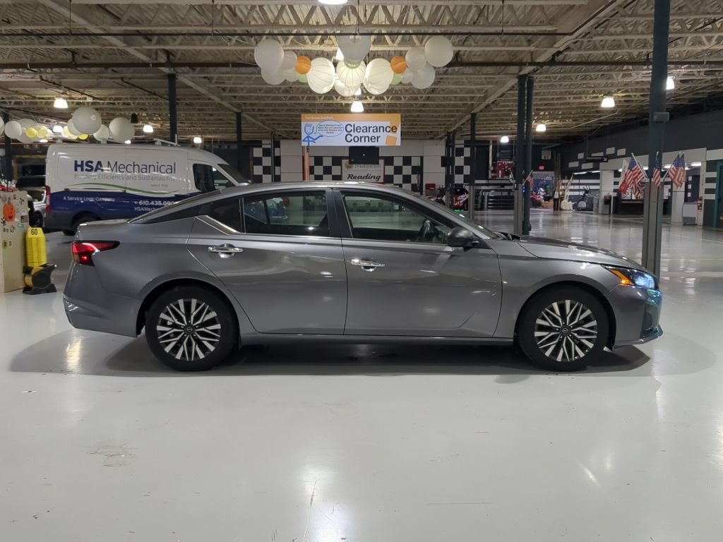 Used 2024 Nissan Altima 2.5 SV FWD image 7