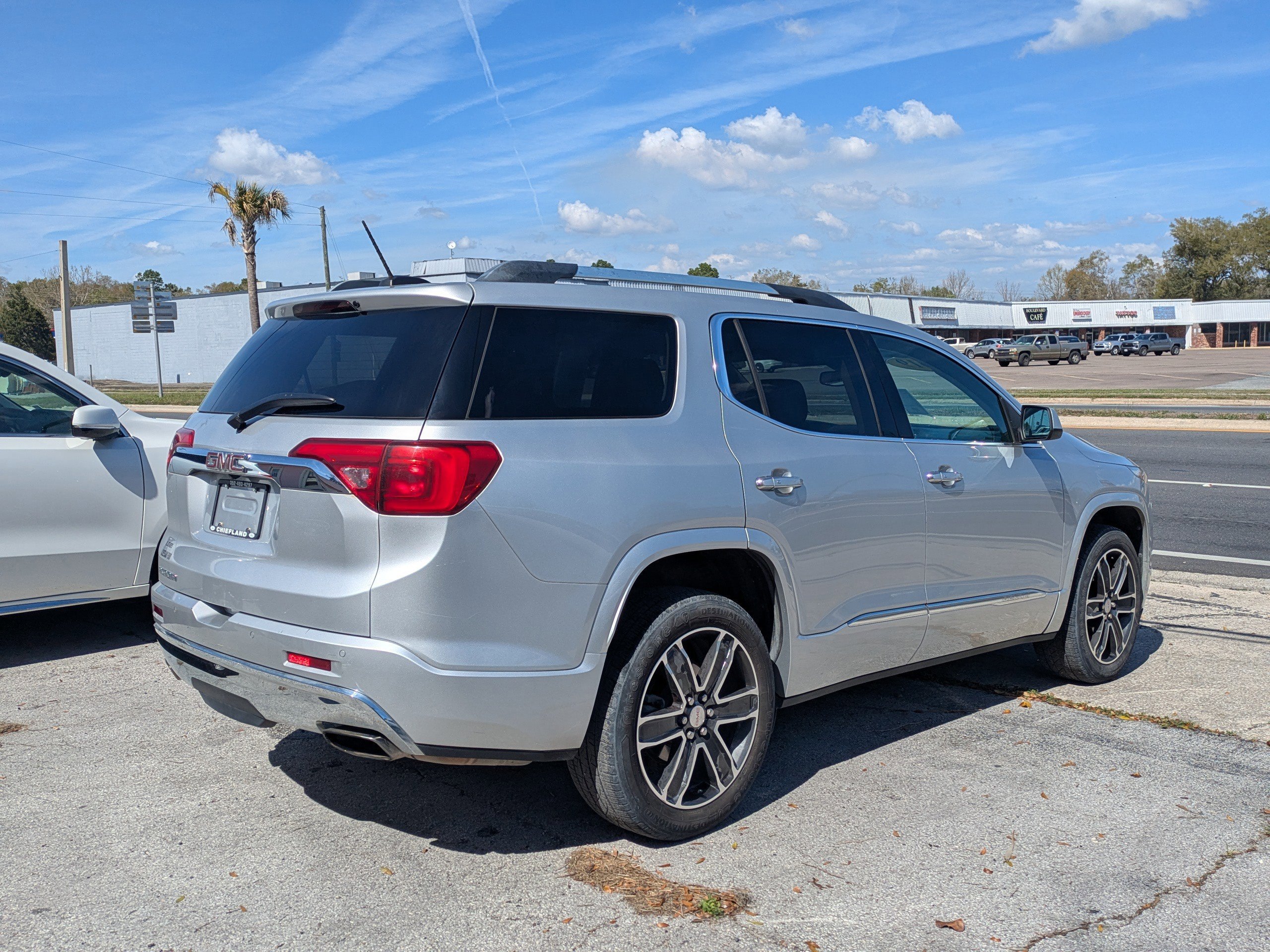 Used 2019 GMC Acadia Denali image 5
