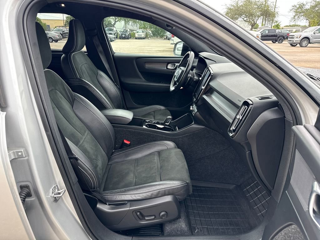 Used 2019 Volvo XC40 T5 R-Design image 24