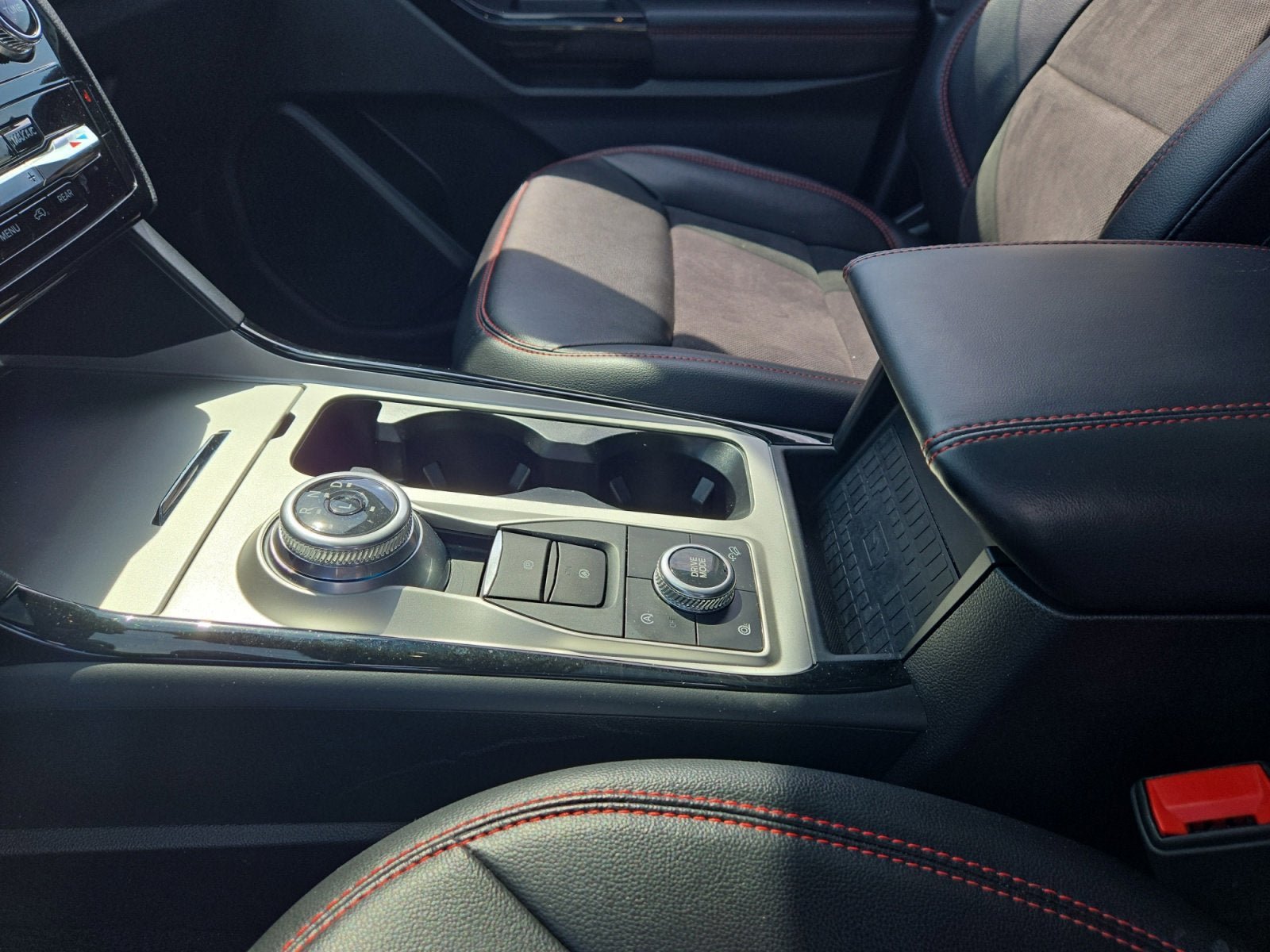 Certified 2024 Ford Explorer ST-Line w/ Class IV Trailer Tow Package AWD/4WD image 22