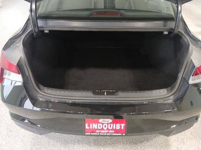 Used 2022 Hyundai Elantra SEL w/ Convenience Package image 19