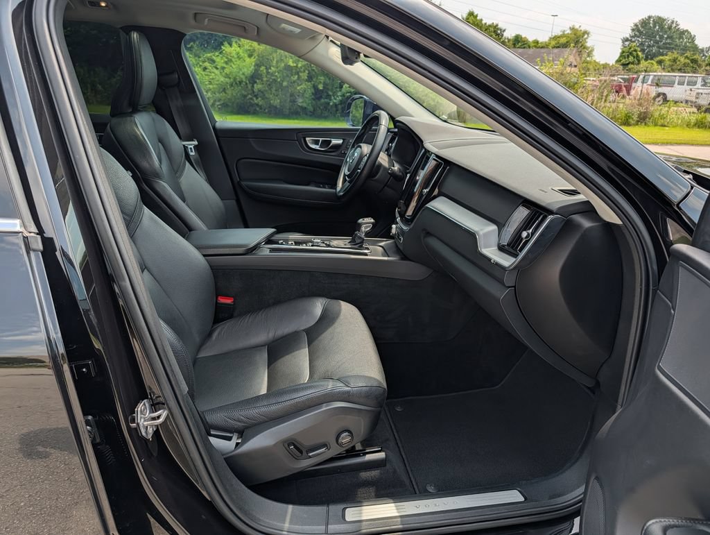 Used 2020 Volvo XC60 T6 Momentum AWD/4WD image 18