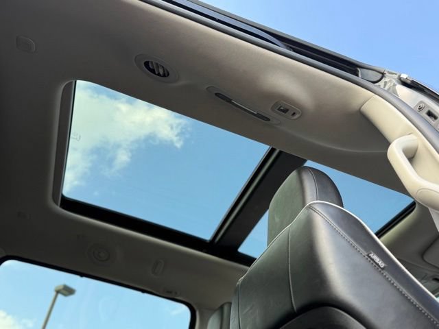 Used 2023 Chrysler Pacifica Limited FWD image 3
