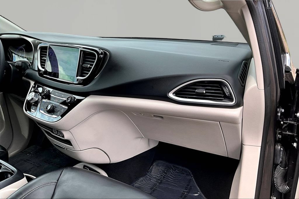 Used 2023 Chrysler Pacifica Touring-L FWD image 17