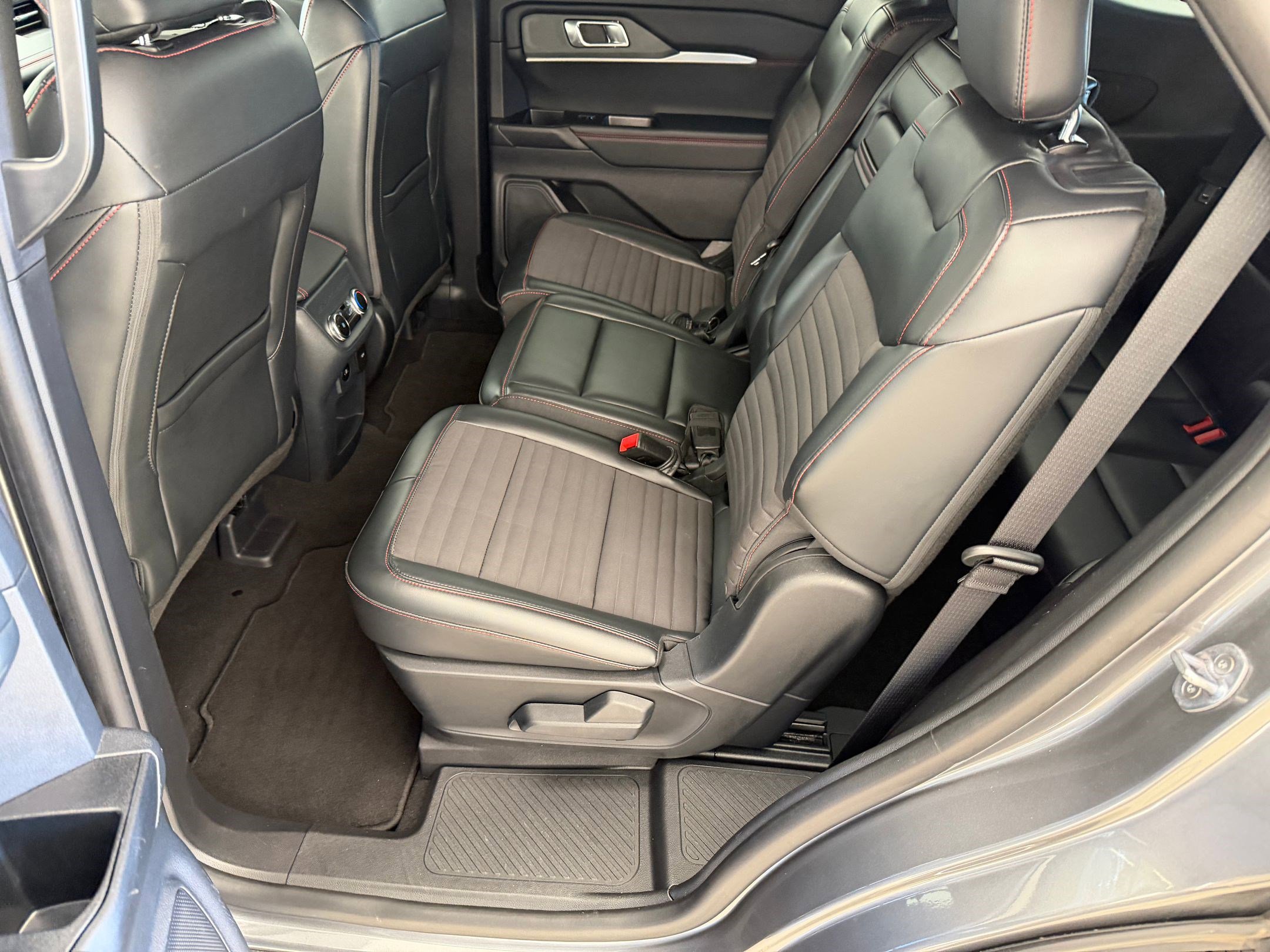 Certified 2025 Ford Explorer ST-Line w/ ST-Line Street Pack image 14