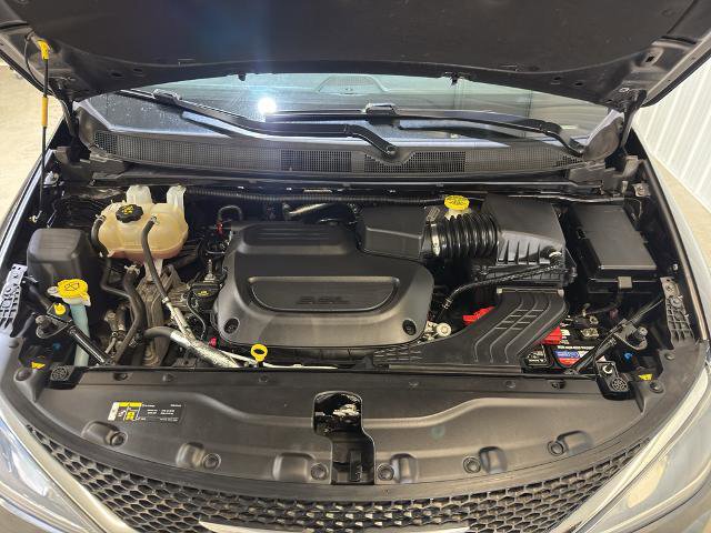 Used 2019 Chrysler Pacifica Limited image 11