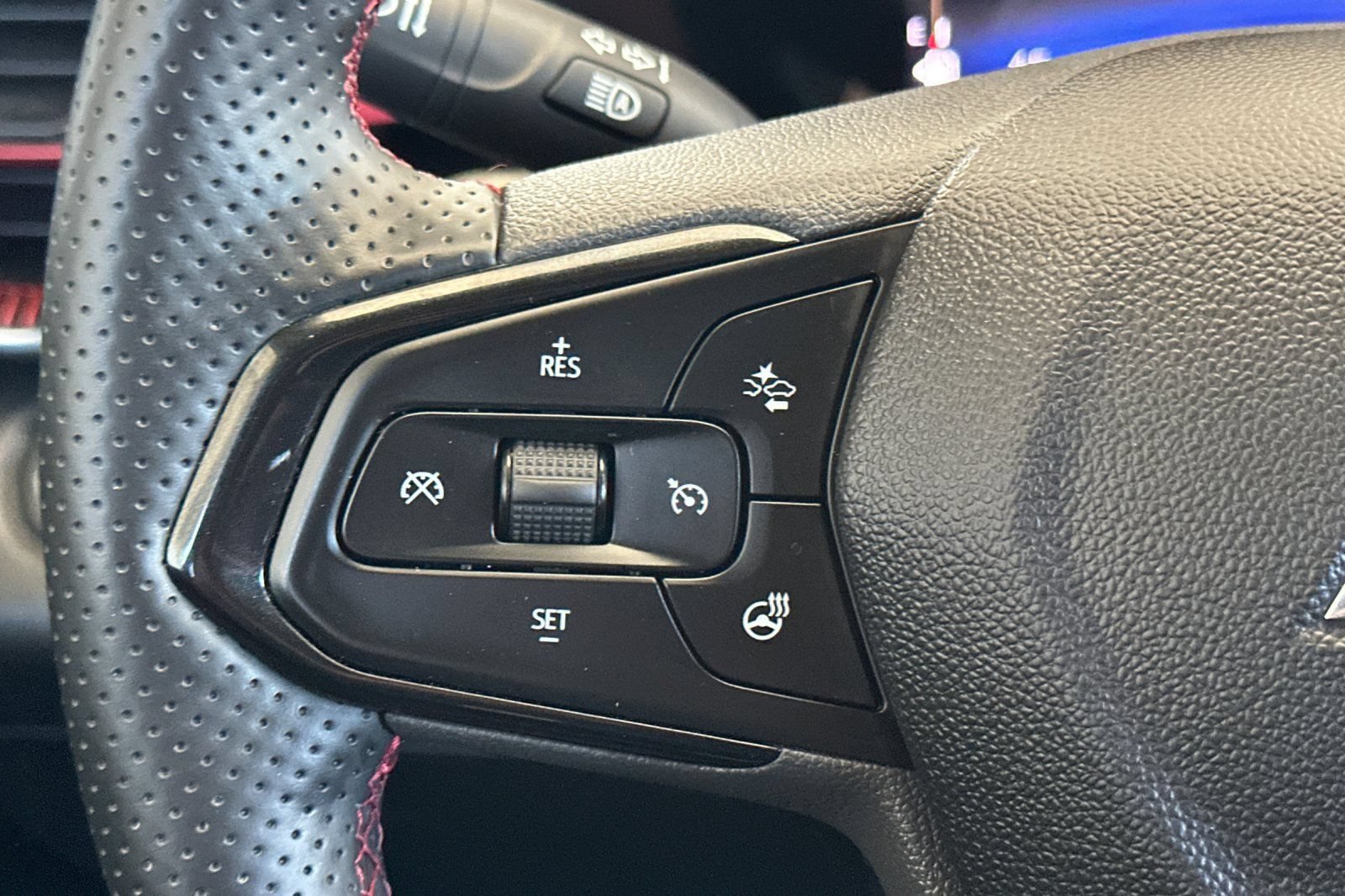 Used 2025 Chevrolet Trax RS w/ Driver Confidence Package FWD image 25
