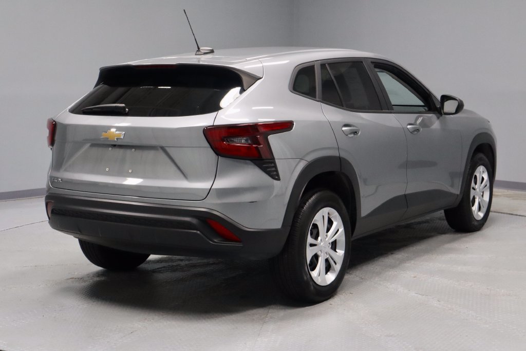 Used 2025 Chevrolet Trax LS FWD image 11