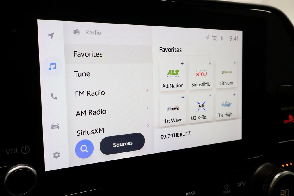 Used 2023 Toyota Highlander XLE AWD/4WD image 10