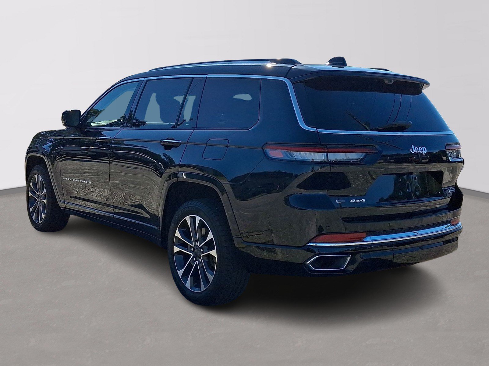Used 2021 Jeep Grand Cherokee L Overland w/ Luxury Tech Group IV AWD/4WD image 4