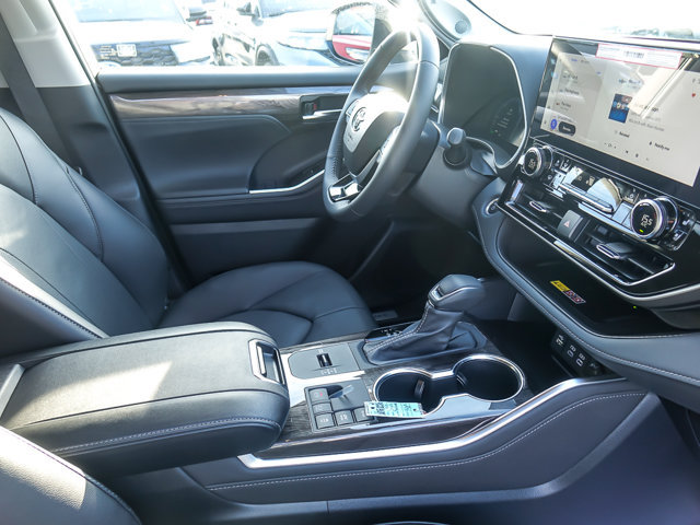 Used 2026 Toyota Highlander Limited AWD/4WD image 30