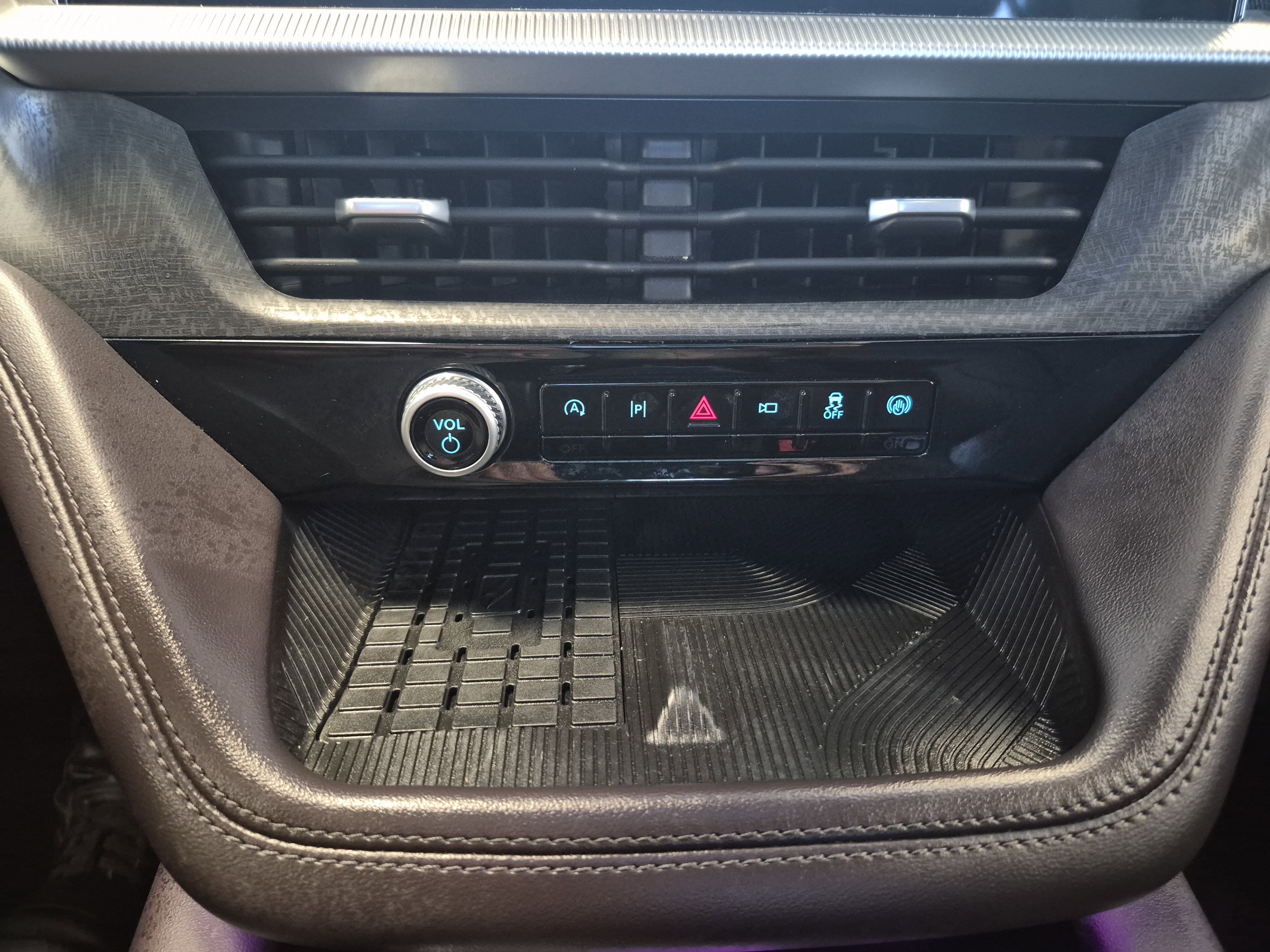 Certified 2025 Ford Explorer Platinum image 32