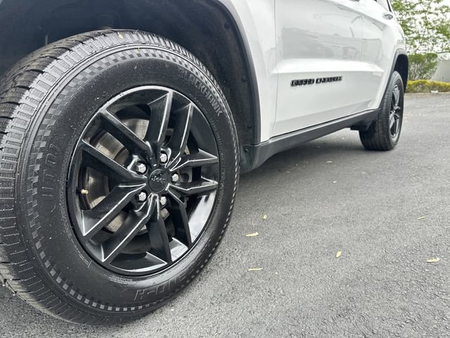 Used 2020 Jeep Grand Cherokee Laredo w/ 18" Wheel & 8.4" Radio Group AWD/4WD image 12