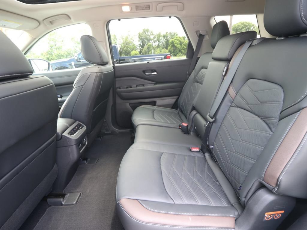 Used 2025 Nissan Pathfinder Platinum w/ Black Appearance Package AWD/4WD image 12