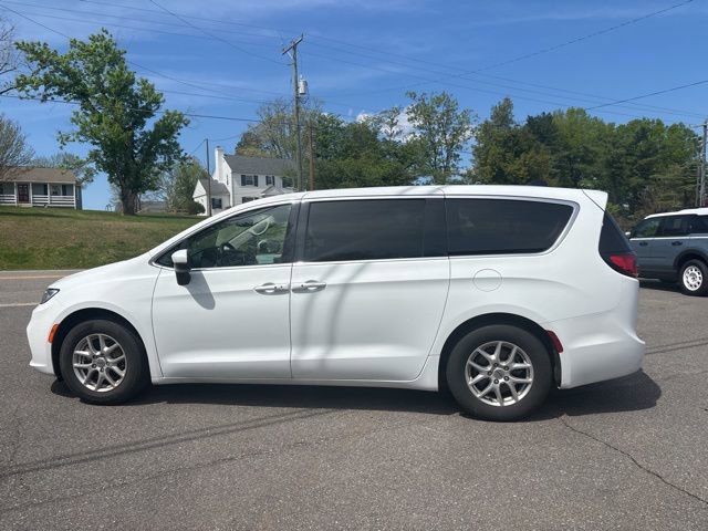 Used 2023 Chrysler Pacifica Touring-L FWD image 4