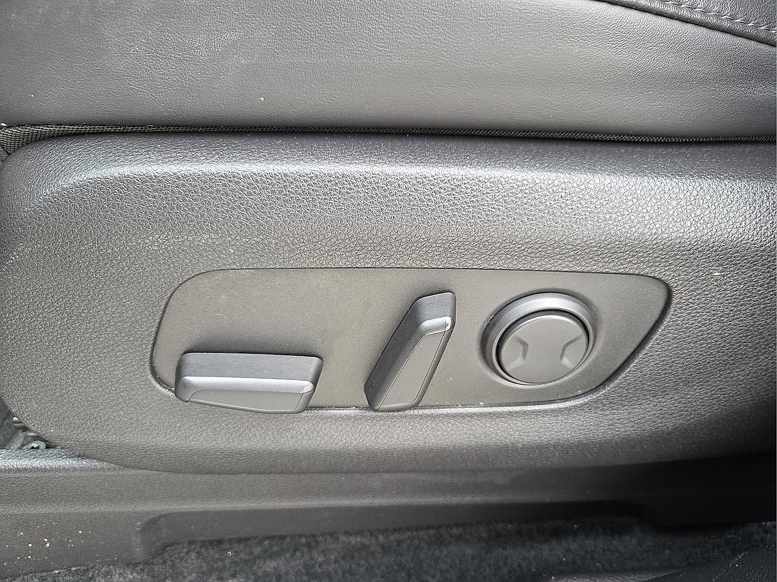 Used 2023 Kia Carnival EX image 16