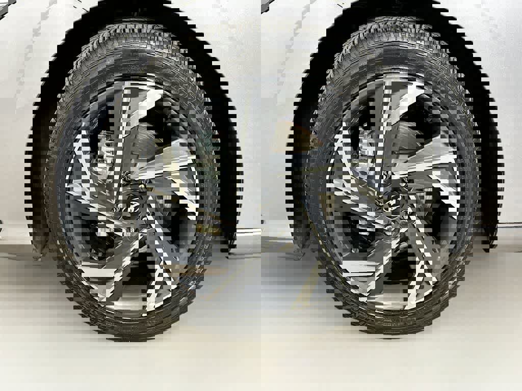 Used 2025 Hyundai Elantra SEL image 11