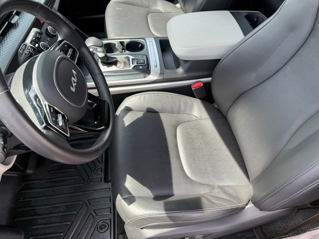 Used 2024 Kia Carnival LX FWD image 15