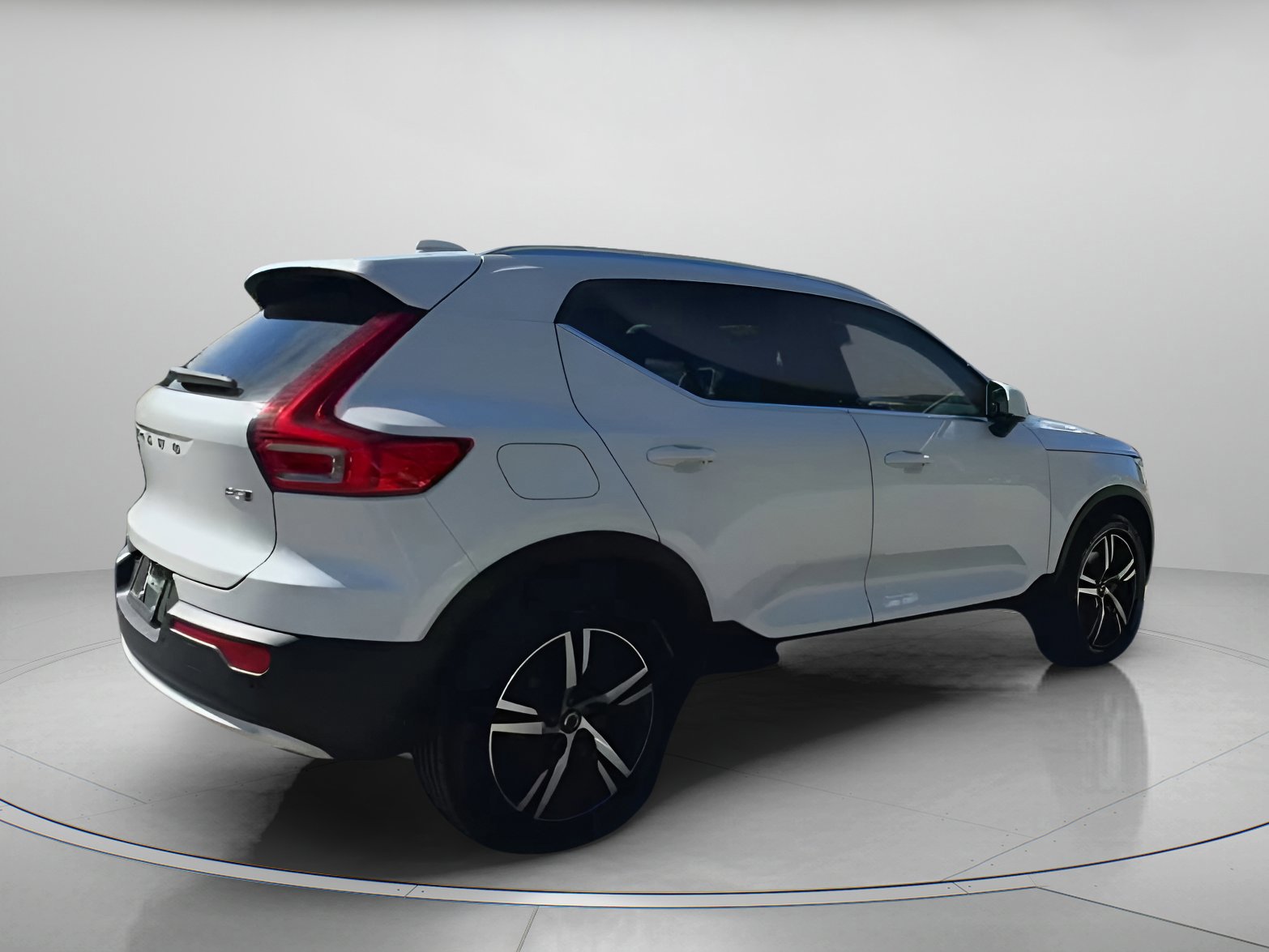 Used 2023 Volvo XC40 B5 Plus image 22