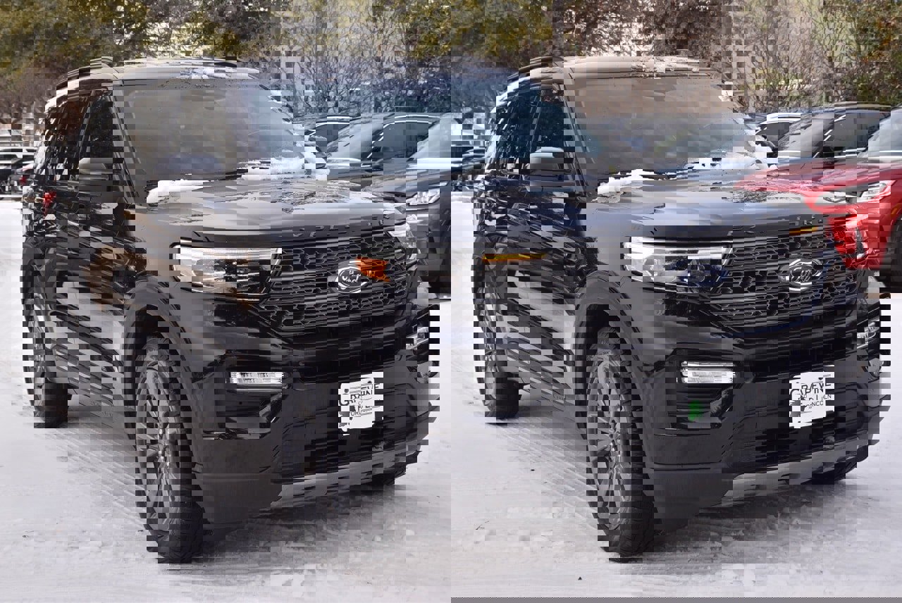 Certified 2023 Ford Explorer XLT w/ Equipment Group 202A image 4