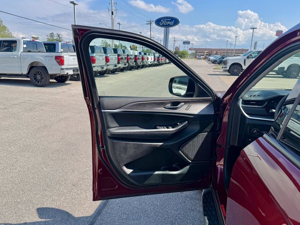 Used 2023 Jeep Grand Cherokee L Limited w/ Luxury Tech Group II AWD/4WD image 14
