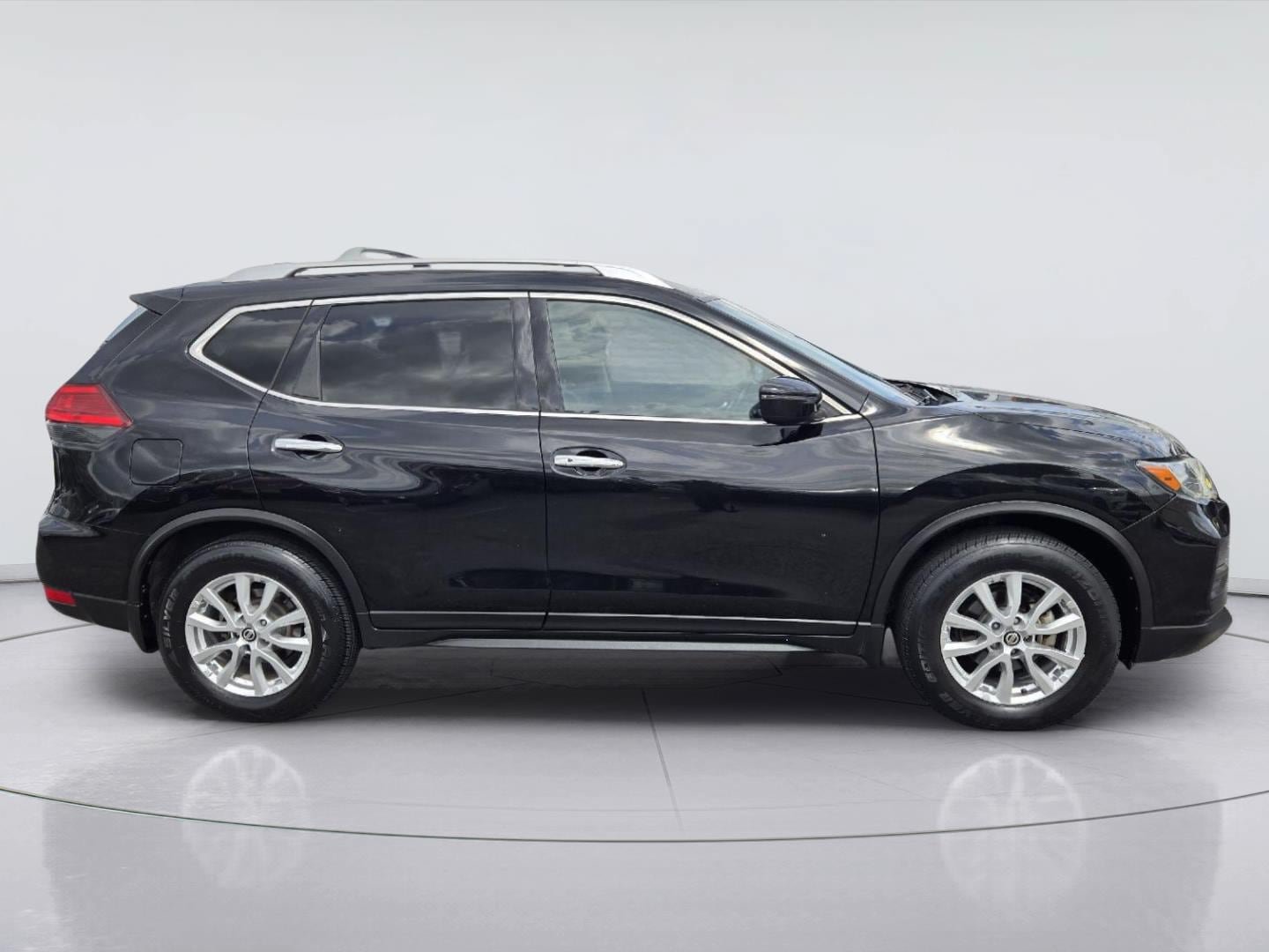 Used 2017 Nissan Rogue SV FWD image 4
