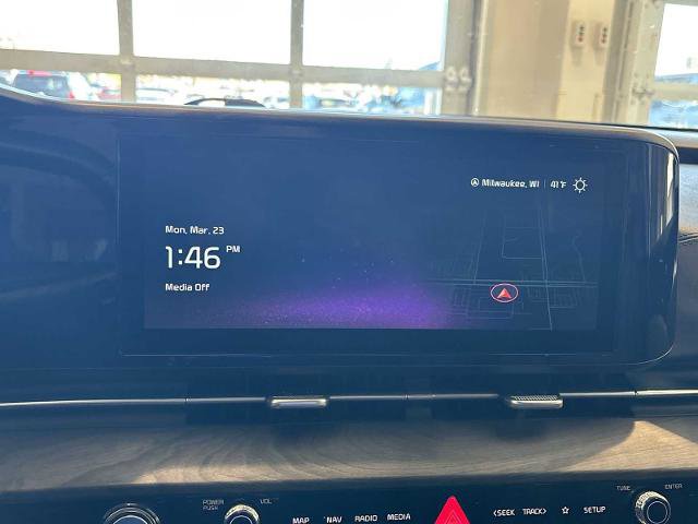 Used 2024 Kia Carnival EX image 12