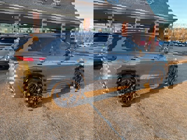 Used 2025 Volkswagen Tiguan SE R-Line image 6