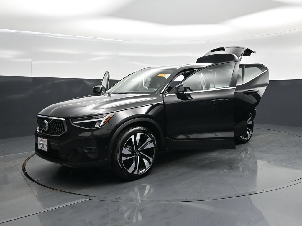 Used 2025 Volvo XC40 B5 Plus AWD/4WD image 32