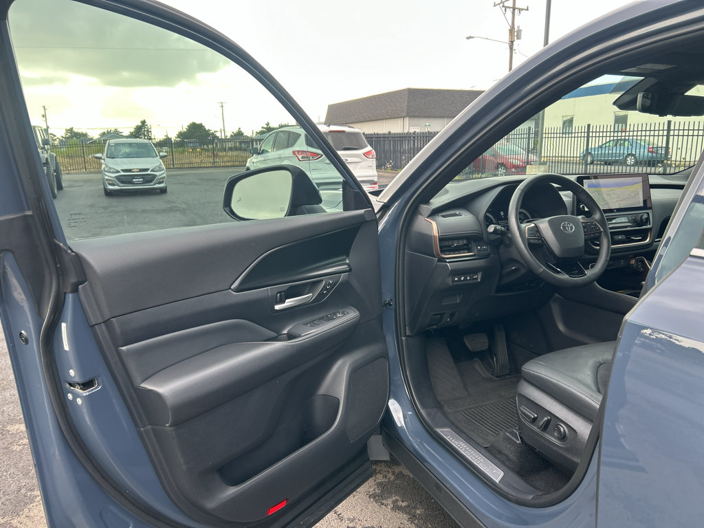 Used 2025 Toyota Grand Highlander AWD Hybrid image 12