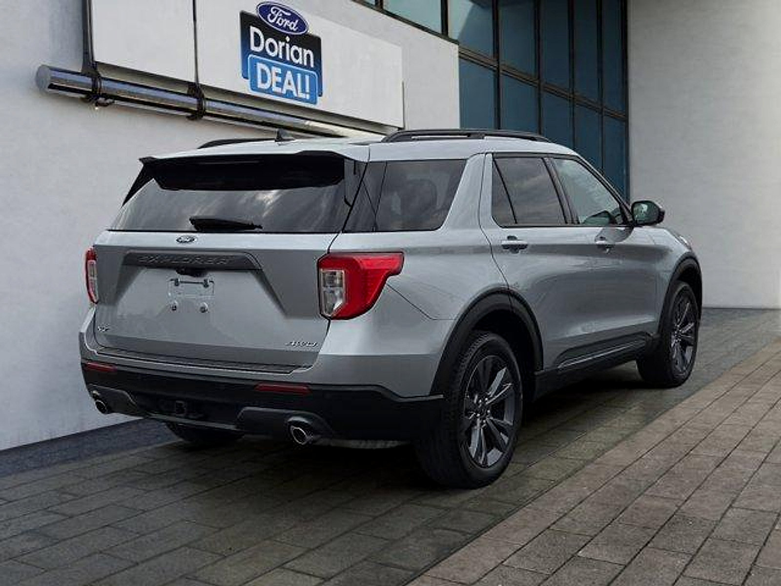 Certified 2023 Ford Explorer XLT w/ Equipment Group 202A AWD/4WD image 3