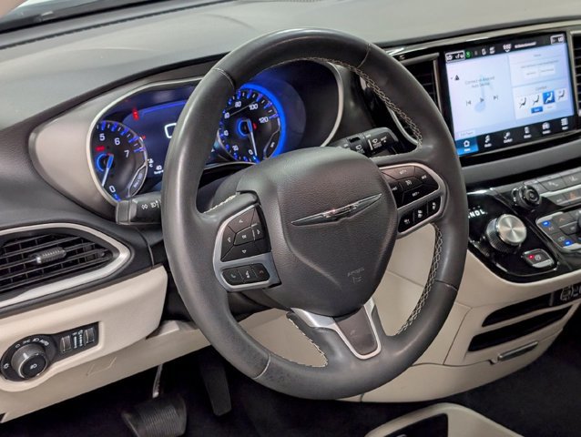 Used 2023 Chrysler Pacifica Touring-L FWD image 8
