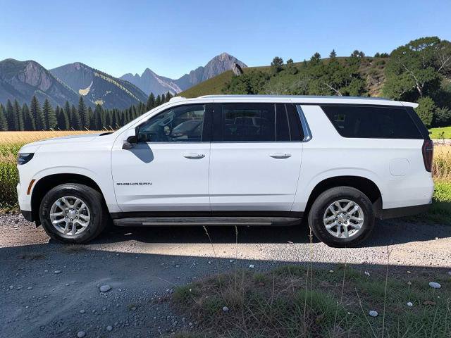 Used 2025 Chevrolet Suburban LT AWD/4WD image 3