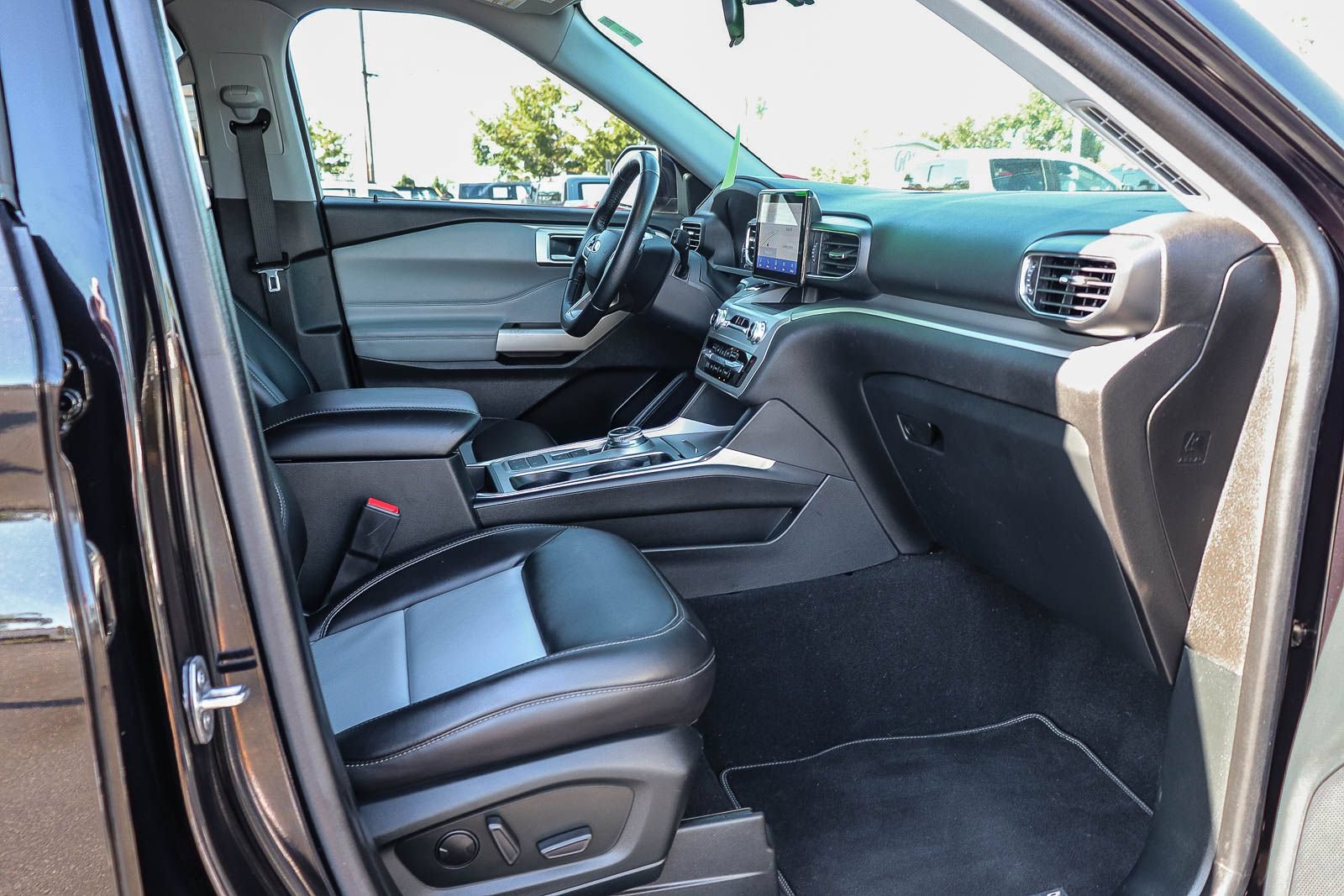 Certified 2022 Ford Explorer XLT w/ Equipment Group 202A RWD image 16