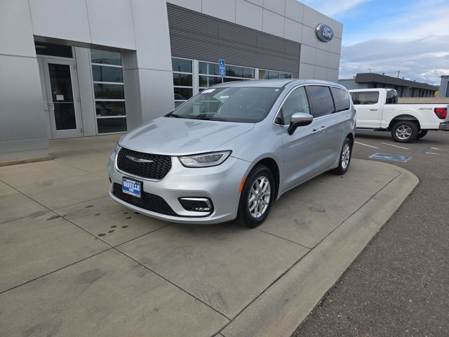 Used 2023 Chrysler Pacifica Touring-L FWD image 1